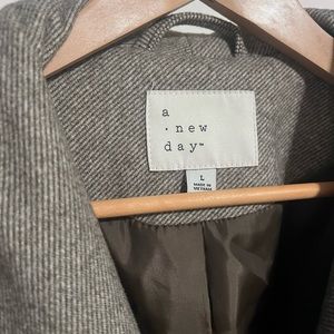 Women’s belted coat. No buttons.